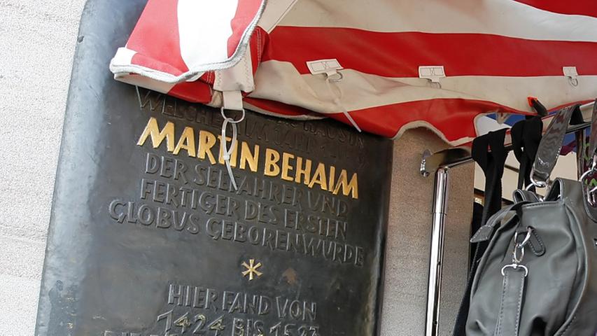 Martin Behaim, der den ältesten Globus der Welt in Auftrag gegeben hatte, wurde in dem Anwesen neben McDonald's, Hauptmarkt 15, geboren. Dort hat man außerdem die Reichskleinodien dem Volk von 1424 bis 1525 gezeigt.