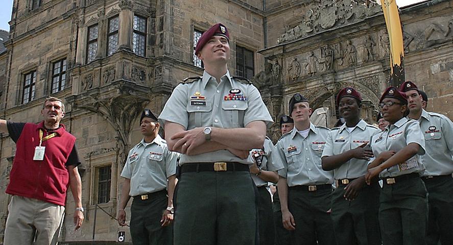 Solche Szenen wird man deswegen nicht mehr sehen: Ein Stadtführer zeigt in Bamberg stationierten amerikanischen Soldaten die Innenstadt rund um die Alte Hofhaltung.
