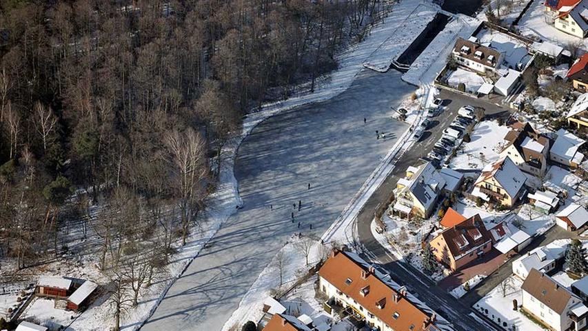 Die Nürnberger zog es raus auf den alten Kanal in Worzeldorf, der bei Schnee und Eis zum malerischen Idyll wurde...