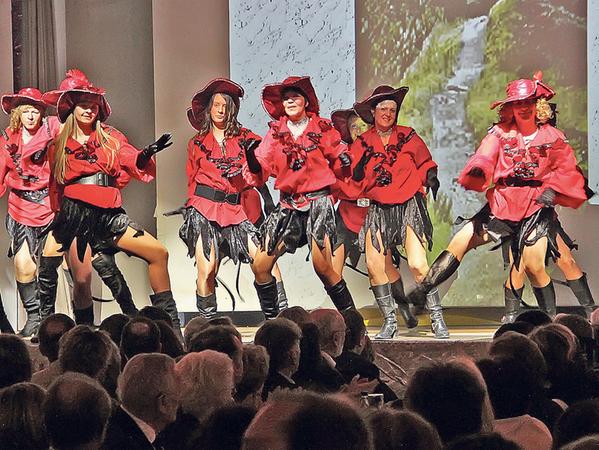 Der Showtanz des Elferrates nebst Frauen war nur ein Beispiel für schwungvolle Choreografie und liebevoll entworfenes und umgesetztes Outfit. Der Showtanz des Elferrates nebst Frauen war nur ein Beispiel für schwungvolle Choreografie und liebevoll entworfenes und umgesetztes Outfit.