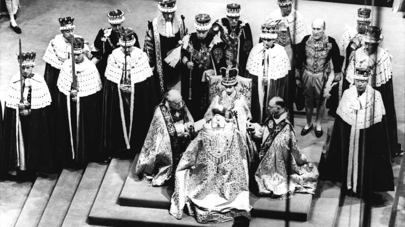 Zeremonie in Schwarz-weiß: Am 2. Juni 1953 wurde Elizabeth in Westminster Abbey zur Königin gekrönt. Ihr Vater George war am 6. Februar 1952 an Lungenkrebs gestorben. Die 25-jährige Prinzessin weilte zu dieser Zeit in Kenia und wurde noch am selben Tag zur Königin proklamiert.