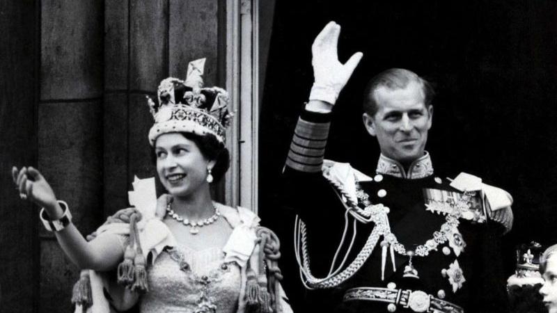 Nach der Krönung ging es zum obligatorischen Termin auf den Balkon des Buckinham Palace. Schon damals an ihrer Seite: Prinz Philipp, den sie im November 1947 im noch von den deutschen Luftangriffen weitgehend zerstörten London geheiratet hatte.