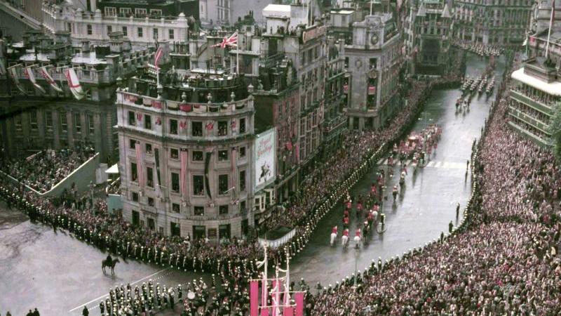 Zur Krönung der neuen Königin säumten hunderttausende Menschen die Straßen der britischen Hauptstadt.