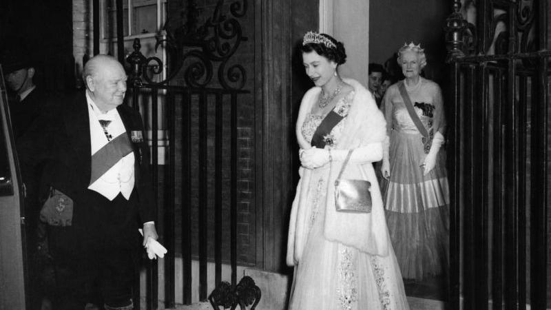 Geradezu unwirklich erscheinen ihre 69 Jahre auf dem Thron. Seit 1066 hat nur die legendäre Queen Victoria länger regiert, nämlich von 1837 bis 1901. Damit ist Elizabeth, die seit 1952 mehr als ein Dutzend unterschiedliche britische Premierminister kommen und gehen sah, auch Sir Winston Churchill, die erfahrenste politische Figur der Welt.