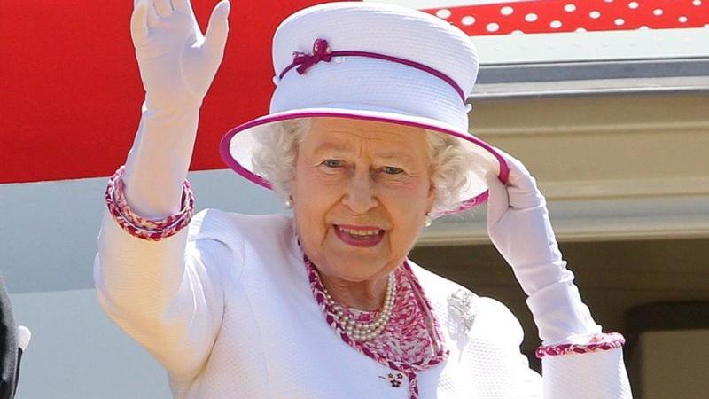  ...und auf Repräsentieren im Ausland. Bis heute reist die Königin um die Welt. Im Herbst 2011 besuchte sie Australien, eines von 16 Ländern, in denen sie Staatsoberhaupt ist . Bei ihrer Thronbesteigung waren es noch 32 Staaten gewesen: Auch die Wandlung Großbritanniens vom mächtigen Kolonialreich zur europäischen Mittelmacht fiel in ihre Zeit als Königin.