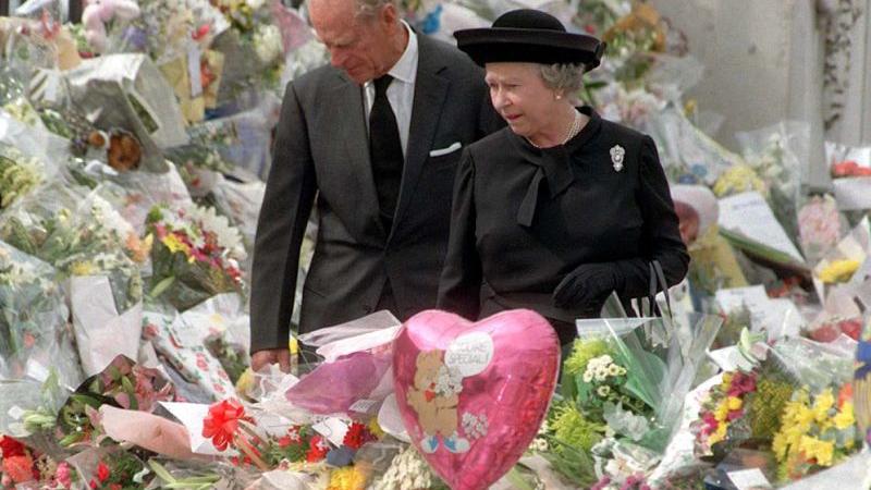 Das ganze Land war daraufhin in einem Schockzustand. Vor dem Palast schufen die Trauernden ein unüberschaubares Meer aus Blumen. Doch die Queen, der man nachsagte, die bürgerliche Diana nicht zu akzeptieren, zeigte erst nach Tagen öffentlich ihre Trauer und verspielte im Volk viele Sympathien.