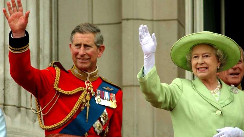  ..den Thronfolger Prinz Charles, der auch im Alter von 72 noch nicht König ist, weil seine Mutter einfach keinen Platz macht.
