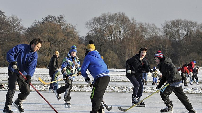 Wenn es kalt ist, dann macht der Sport warm: Für heiße Kufen sorgten diese Eishockeyspieler in Erlangen.