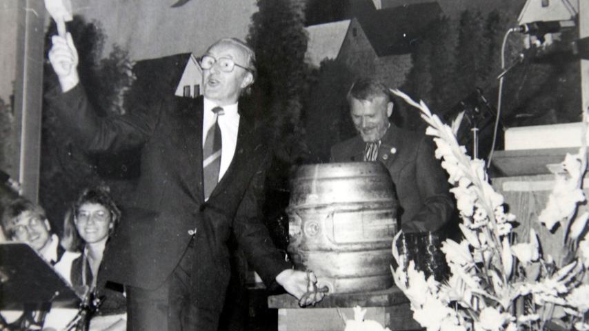 Beim mittelfränkischen Fischereitag 1987, bei dem zeitgleich das 25-jährige Jubiläum des Vereins gefeiert wird, eröffnet Bürgermeister Hans Ort (links) die Feier.