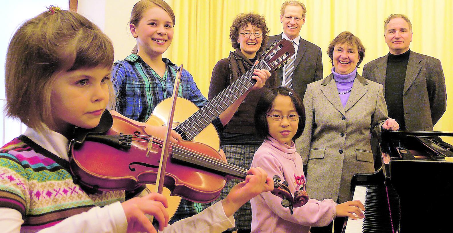 So sieht er aus, der erfolgreiche musikalische Nachwuchs: Johanna Köppel, 7 Jahre, an der Geige, Leonie Czech, 12 Jahre, an der Gitarre, Aileen Liao, 8 Jahre, am Flügel (von links). Dahinter, ebenfalls von links: Gitarrenlehrerin Anita Stierstorfer, Bürgermeister German Hacker, Musikschulleiterin Margit Denk und Klavierlehrer Volkmar Studtrucker. So sieht er aus, der erfolgreiche musikalische Nachwuchs: Johanna Köppel, 7 Jahre, an der Geige, Leonie Czech, 12 Jahre, an der Gitarre, Aileen Liao, 8 Jahre, am Flügel (von links). Dahinter, ebenfalls von links: Gitarrenlehrerin Anita Stierstorfer, Bürgermeister German Hacker, Musikschulleiterin Margit Denk und Klavierlehrer Volkmar Studtrucker.