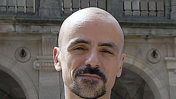 Goyo Montero, Ballettdirektor, Staatstheater Nürnberg: Ich gratuliere der Stadt Chemnitz, ihren Bürger*innen und allen Verantwortlichen herzlich zum Titel Kulturhauptstadt 2025! Dieser Titel birgt eine einzigartige Chance und Sie werden fraglos das Beste für Ihre Stadt und Region daraus machen. Für Nürnberg verstehe ich es keinesfalls als „Niederlage“, den Titel schlussendlich nicht geholt zu haben. Denn diese Stadt ist bereits einen weiten Weg gegangen – auch wenn es zur fränkischen Mentalität gehören mag, sich selbst zu unterschätzen. Die Bewerbung hat zweifellos dazu beigetragen, die moderne Nürnberger Stadtgesellschaft und ihr Selbstverständnis deutlich zu stärken - und diesen Weg werden wir gemeinsam fortsetzen.