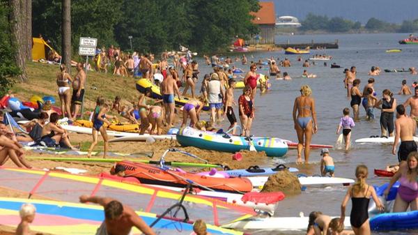 Das Seenland ist damit eine Mischung aus Erholungsort, wasserwirtschaftlichem Ausgleichsprojekt und Naturschutzgebiet und zieht jährlich rund eine Million Gäste an.