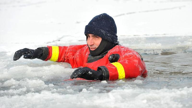 Fürther Feuerwehr übt Rettung aus dem Eis