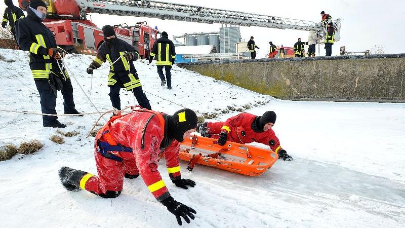 Fürther Feuerwehr übt Rettung aus dem Eis