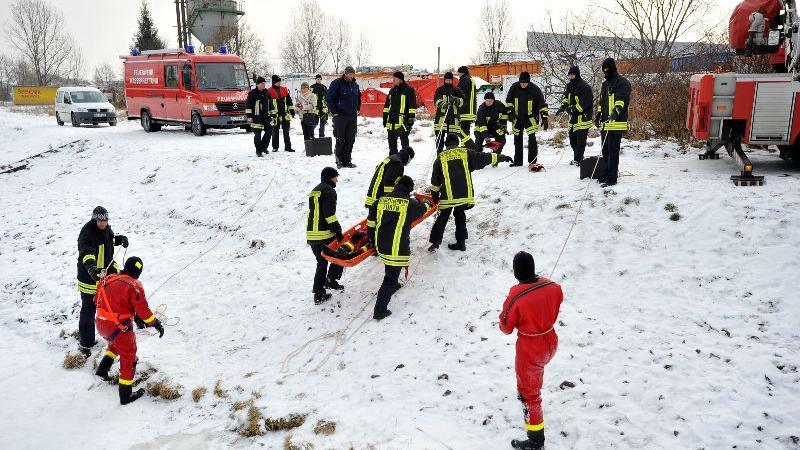 Fürther Feuerwehr übt Rettung aus dem Eis