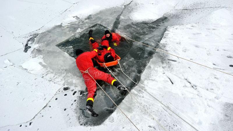 Fürther Feuerwehr übt Rettung aus dem Eis