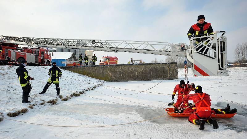 Fürther Feuerwehr übt Rettung aus dem Eis