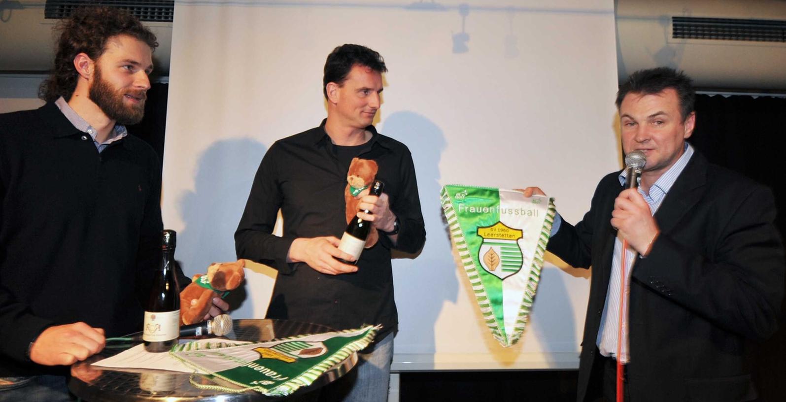 Lockerer Plausch mit NZ-Sportredakteur Stefan Jablonka (links): Ehrengast Michael Fuchs, Torwarttrainer der deutschen Frauen-Nationalmannschaft, erhielt von Reiner Hertel den Vereinswimpel des SV Leerstetten.