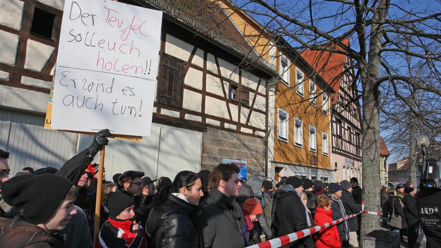 300 Bürger zeigen in Forchheim Flagge gegen Rechts 300 Bürger zeigen in Forchheim Flagge gegen Rechts