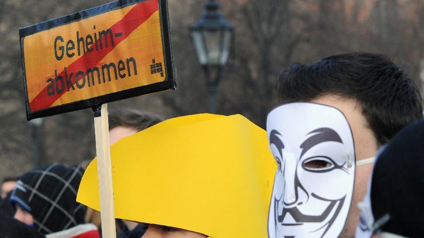Auf Plakaten forderten Teilnehmer der Berliner Kundgebung "Freiheit im Internet" oder "Für Reform des Urheberrechts". Andere trugen Masken der Hacker-Bewegung Anonymous.