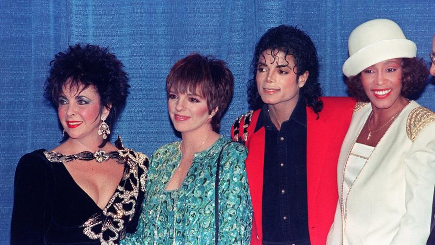 Spätestens dann gehörte Michael Jackson zu den ganz Großen des Musik-Geschäfts. Hier ist er mit Liza Minnelli und Whitney Houston zu sehen. Seine Freundschaft zur Schauspiellegende Liz Taylor ist legendär.