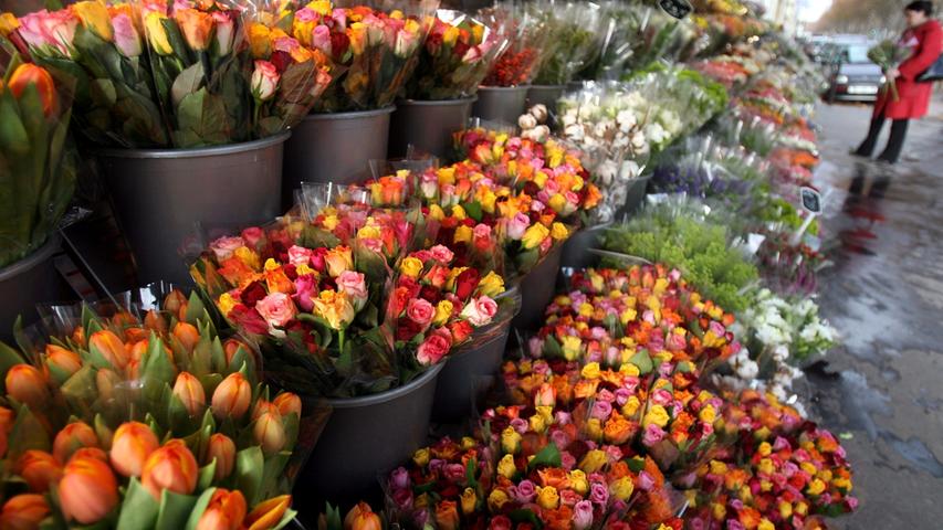 Die Blumengeschäfte machen am 14. Februar einen guten Umsatz, denn dank der großen Nachfrage können Rosen auch erheblich teurer verkauft werden.