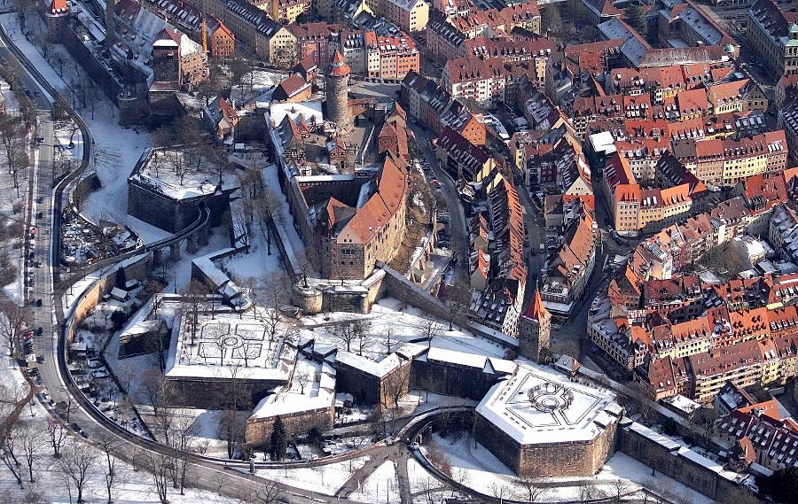 Unter der Nürnberger Altstadt befinden sich die Felsengänge, ein über mehrere Stockwerke weit verzweigtes Stollen- und Kellersystem, das in den Sandsteinfels geschlagen wurde und 1380 zum ersten Mal urkundlich erwähnt wurde. Rund 25.000 Quadratmeter groß sollen die Felsengänge sein. Sie wurden vor allem für die Gärung und Lagerung des traditionellen Nürnberger Rotbier verwendet. Als Kasematten werden die Gänge in den Verteidigungsanlagen der Kaiserburg bezeichnet. Einen Blick in die Verteidungsgänge können Sie hier werfen.