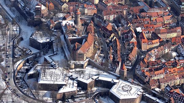 Unter der Nürnberger Altstadt befinden sich die Felsengänge, ein über mehrere Stockwerke weit verzweigtes Stollen- und Kellersystem, das in den Sandsteinfels geschlagen wurde und 1380 zum ersten Mal urkundlich erwähnt wurde. Rund 25.000 Quadratmeter groß sollen die Felsengänge sein. Sie wurden vor allem für die Gärung und Lagerung des traditionellen Nürnberger Rotbier verwendet. Als Kasematten werden die Gänge in den Verteidigungsanlagen der Kaiserburg bezeichnet. Einen Blick in die Verteidungsgänge können Sie hier werfen.