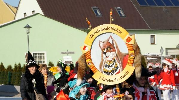 Die Mitteleschenbacher Jugend führte den Festzug vom Dorfplatz zum Rathaus an.