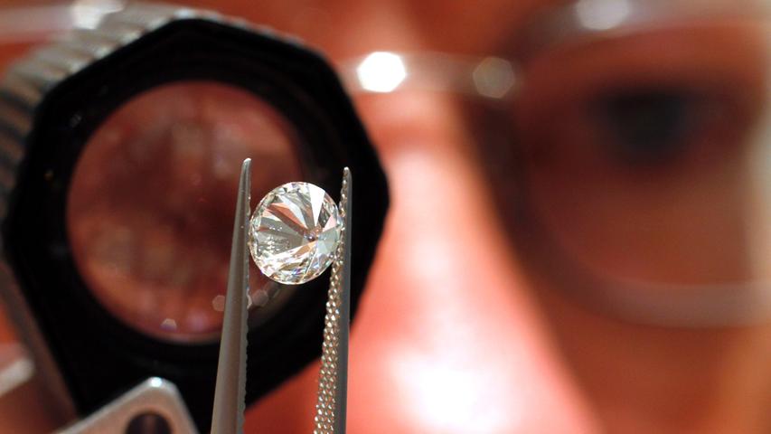 Relativ neu sind Diamantbestattungen. Dabei werden die organischen Aschereste der Verstorbenen zu einem bläulich schimmernden synthetischen Diamanten gepresst. (Foto: Symbolbild Diamant)