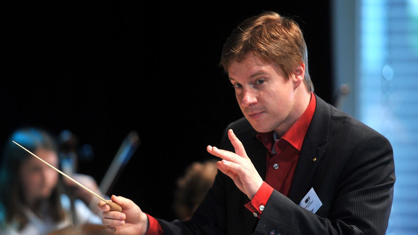 Streichhölzer-Chef Bernd Müller (hier in Aktion beim Sommerfest der Musikschule im Südstadtpark im Juni dieses Jahres) zeigte mit seinem Ensemble keine Scheu vor symphonischen Kolossen. Streichhölzer-Chef Bernd Müller (hier in Aktion beim Sommerfest der Musikschule im Südstadtpark im Juni dieses Jahres) zeigte mit seinem Ensemble keine Scheu vor symphonischen Kolossen.
