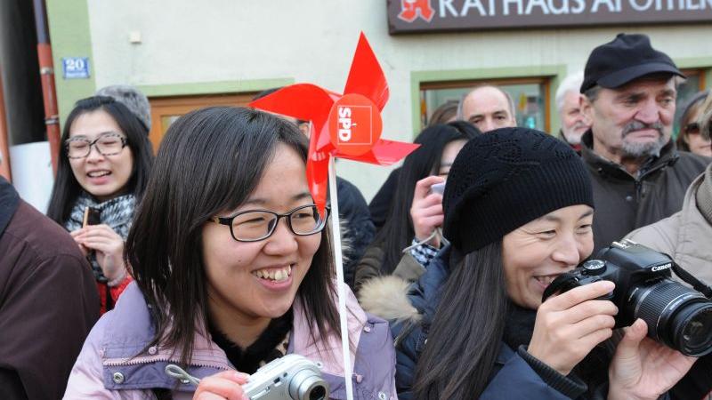 Zum Chinesenfasching in Dietfurt gehört natürlich auch der Besuch einiger echter Chinesen. Die staunten nicht schlecht.