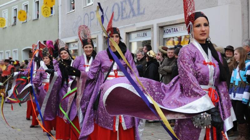 Wie immer traditionell um 13.61 Uhr begann der große Maskenzug, der jedes Jahr Tausende von Besuchern in die Sieben-Täler-Stadt lockt.