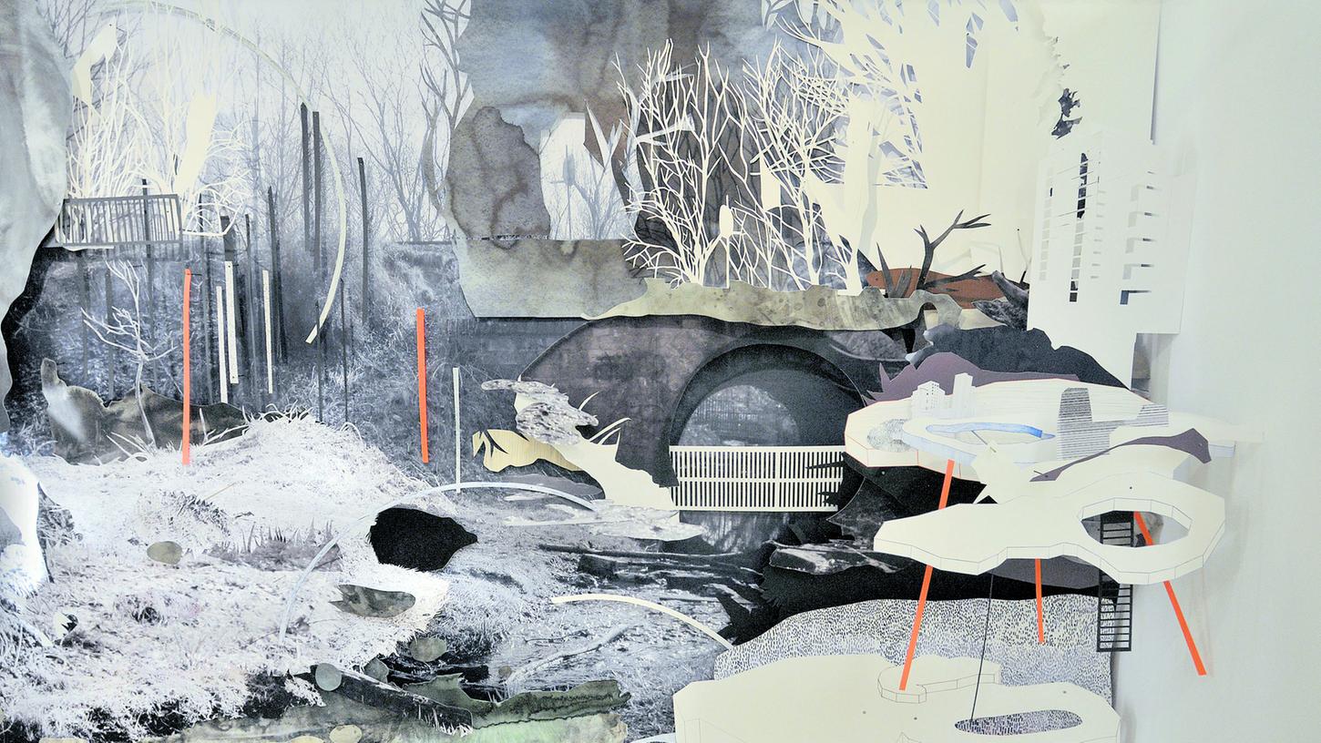 Den Nürnberger Künstlerinnen Daniela Huber und Yvonne Jakob gelingt in ihrer großen Wandcollage durch gefächerte Montage verschiedener Bilder und Materialien der Sprung in die Mehrdimensionalität. Den Nürnberger Künstlerinnen Daniela Huber und Yvonne Jakob gelingt in ihrer großen Wandcollage durch gefächerte Montage verschiedener Bilder und Materialien der Sprung in die Mehrdimensionalität.
