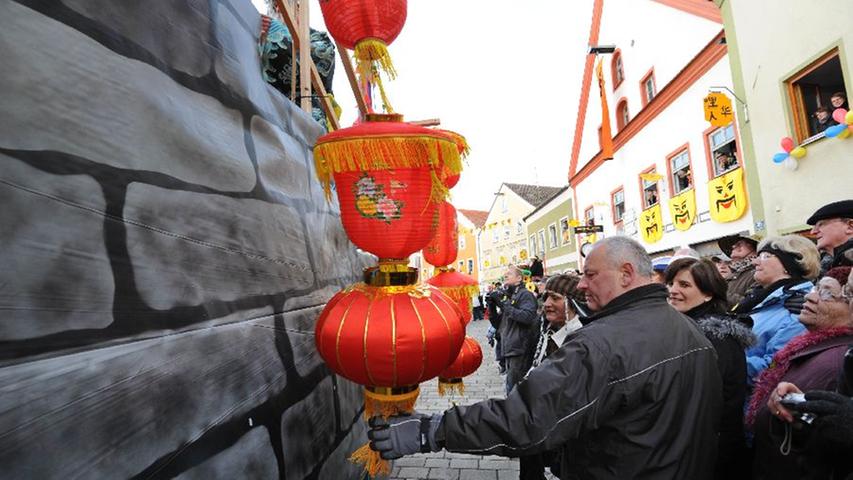 Traditionelle chinesische Lampen schmückten die Wägen.