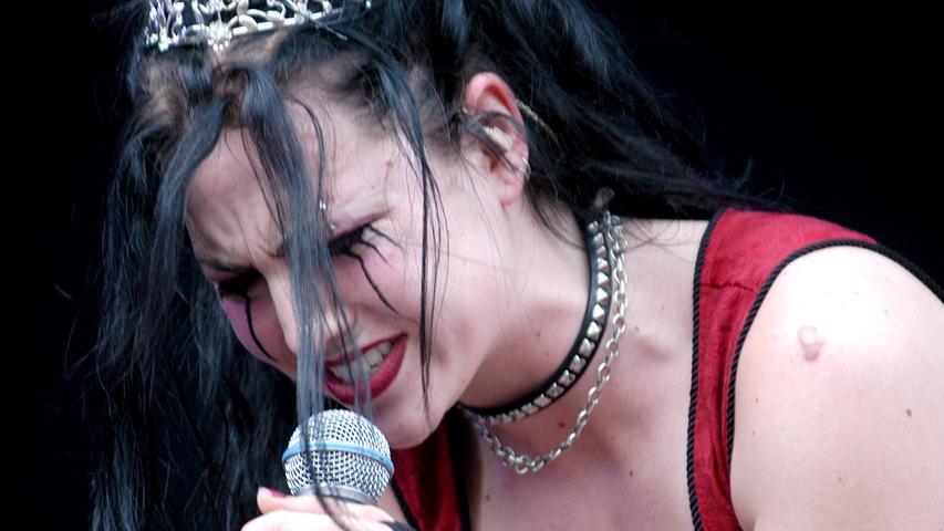 Nach ihren Aufritten im vergangenen Herbst kehren die Alternative-Rocker von Evanescence zurück nach Deutschland. Am Sonntag, 3. Juni, spielen sie bei Rock im Park. Ihr neues Album "Evanescence" ist deutlich härter als die Vorgänger. Weitere Band-Infos und ein Video findet Ihr hier.