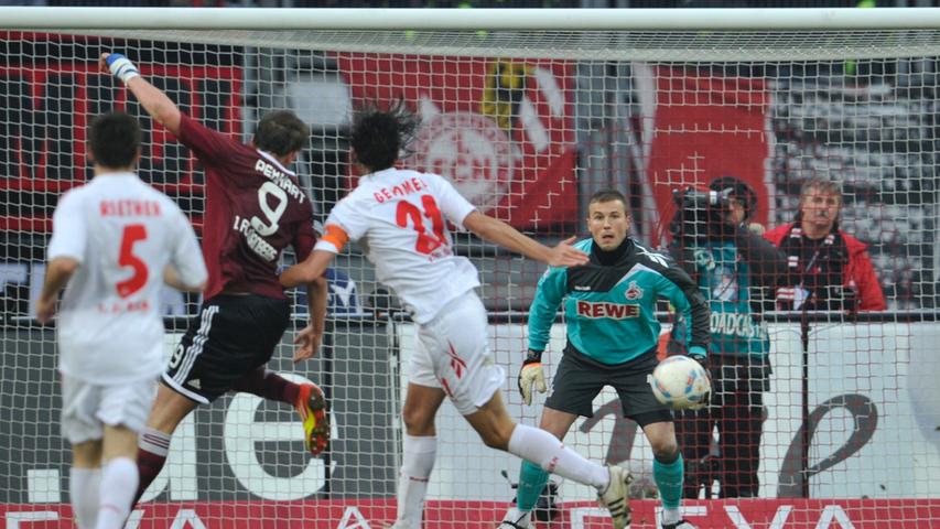 Nach einem zunächst couragierten, offensiv aber wenig durchschlagskräftigen Auftritt gegen souveräne Dortmunder (0:2) und einem Grotten-Kick in Augsburg (0:0) war mit Blickrichtung Klassenerhalt wieder mal ein Sieg erforderlich. Und der Club wusste, wann er zu punkten hatte. Nachdem Kölns Milivoje Novakovic die verdiente Pausenführung durch Esswein egalisiert hatte, raffte sich die Hecking-Truppe nochmal zu einem energischen Schlussspurt auf. Der eifrige Pekhart war nach Esswein-Maßflanke vor Geromel am Ball und wuchtete ihn aus elf Metern platziert ins rechte untere Eck.