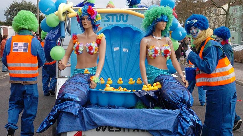 Diese feschen Meerjungfrauen waren nicht echt - möglicherweise zum Leidwesen des blauhaarigen Clowns.