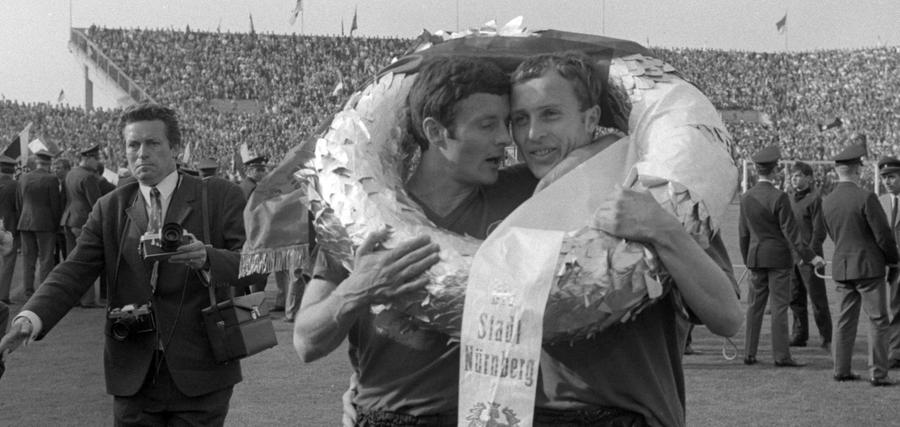 "Zick-Zack-Cebinac" donnerte es von den Rängen. Vereinzelt angestimmt, hundertfach, schließlich aus tausenden Kehlen. Der Schlachtruf galt dem Mann, der in Nürnbergs letzter Meistersaison 1967/68 auf der rechten Seite Offensivwirbel und präzise Hereingaben garantierte und Blaupausen für erfolgreiche FCN-Angriffe schuf. Sagenhafte 21 Torvorlagen standen am Saisonende für Dribbelkünstler Zvezdan Cebinac (links) zu Buche. Auf der rechten Seite abgesichert und unterstützt vom ebenfalls kranzgeschmückten Horst "Leo" Leupold etablierte Cebinac ein für den modernen Fußball wegweisendes Wechselspiel auf dem Flügel. "Zick-Zack-Cebinac" donnerte es von den Rängen. Vereinzelt angestimmt, hundertfach, schließlich aus tausenden Kehlen. Der Schlachtruf galt dem Mann, der in Nürnbergs letzter Meistersaison 1967/68 auf der rechten Seite Offensivwirbel und präzise Hereingaben garantierte und Blaupausen für erfolgreiche FCN-Angriffe schuf. Sagenhafte 21 Torvorlagen standen am Saisonende für Dribbelkünstler Zvezdan Cebinac (links) zu Buche. Auf der rechten Seite abgesichert und unterstützt vom ebenfalls kranzgeschmückten Horst "Leo" Leupold etablierte Cebinac ein für den modernen Fußball wegweisendes Wechselspiel auf dem Flügel.