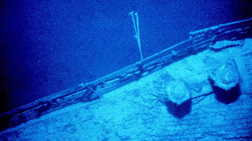 Die Titanic liegt in drei Teilen - Bug, Heck und ein 20 Meter langes Mittelstück - auf dem Meeresgrund und ist von einem Trümmerfeld umgeben. Das Heck wurde beim Aufprall auf den Meeresboden stark zerstört, der Bug ist jedoch recht gut erhalten. Rost und Mikroorganismen machen dem Wrack allerdings schwer zu schaffen, deswegen könnte die Hülle in einigen Jahren in sich zusammen fallen.