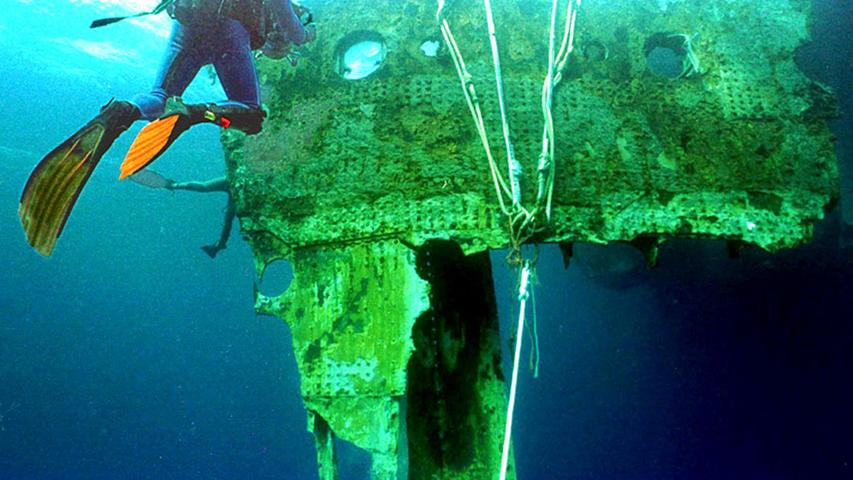 Wie hier im Bild zu sehen, wurden seit der Entdeckung des Wracks einige Stücke der Schiffshülle mit Hilfe von U-Booten und Tauchern geborgen und in unterschiedlichen Ausstellungen gezeigt.