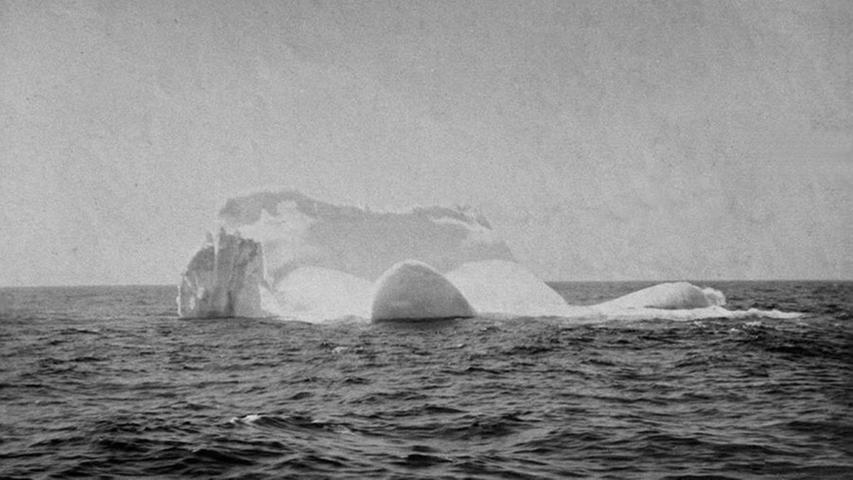 Dieser oder ein ähnlicher Eisberg wurde der Titanic zum Verhängnis: Am 14. April 1912 kollidierte der Dampfer etwa 300 Seemeilen südöstlich von Neufundland mit einem Eisberg. Dieser schlitzte den Schiffsrumpf auf der Steuerbordseite auf, so dass die Titanic begann, über Bug zu sinken.