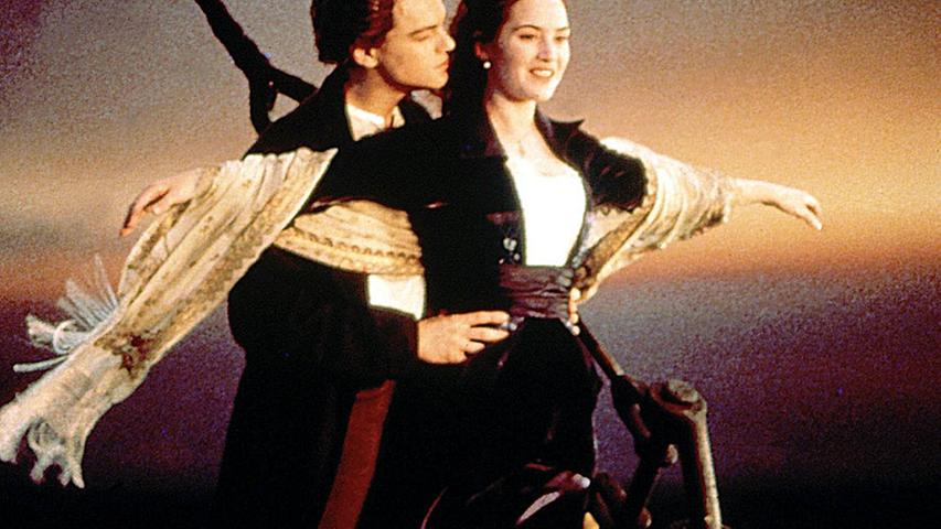 Der Untergang der Titanic wurde zur Vorlage für unterschiedliche Verfilmungen, wie zum Beispiel "Die letzte Nacht der Titanic" (1958). Am erfolgreichsten war allerdings die Verfilmung des US-Regisseurs James Cameron (Avatar) aus dem Jahr 1997. Die Handlung des über drei Stunden langen Films dreht sich hauptsächlich um die junge Rose DeWitt Bukater (Kate Winslet) aus der besseren Gesellschaft und dem armen Jack Dawson (Leonardo DiCaprio), die sich an Bord der Titanic ineinander verlieben. In die Filmgeschichte ging vor allem die berühmte Kuss-Szene der beiden am Bug des Schiffes ein (im Bild).