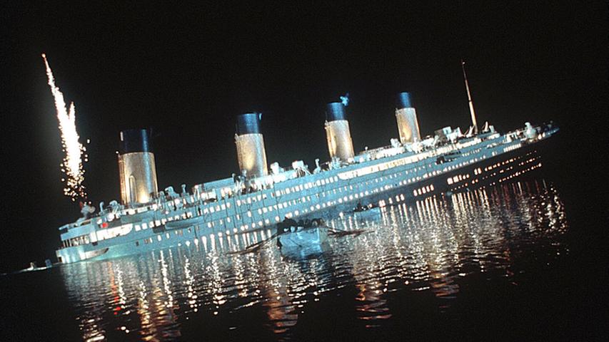 Die Besatzung setzte zuerst vor allem die Frauen und Kinder der ersten Klasse in die Rettungsboote. Allerdings gab es nur für die Hälfte der Personen an Bord einen Platz. Dies entsprach den damaligen rechtlichen Vorgaben. Für ein Schiff dieser Größe waren 962 Bootsplätze vorgeschrieben. Dieses Bild zeigt eine Szene aus dem Film "Titanic" von James Cameron, 1997.