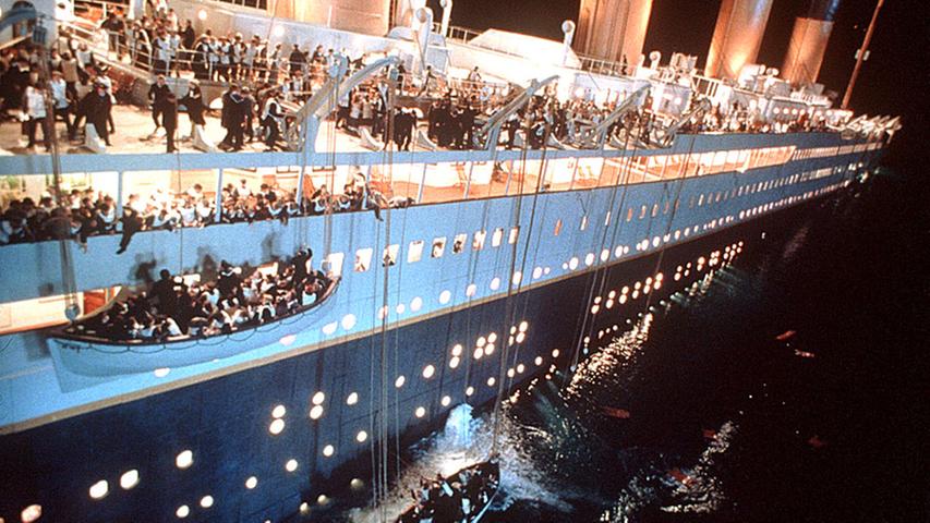 Da die Titanic als unsinkbar galt, zögerten viele Passagiere zunächst allerdings, in die Rettungsboote zu steigen. Deswegen wurden die für 40 Personen ausgelegten Boote zuerst mit wesentlich weniger Menschen besetzt. Erst, als sich das Schiff bereits deutlich zur Seite neigte, brach an Deck die Panik aus. Dieses Bild zeigt eine Szene aus dem Film "Titanic" von James Cameron, 1997.