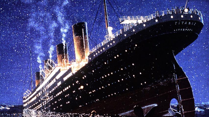 Als sich die Titanic mehr und mehr mit Wasser füllte, neigte sie sich Richtung Bug, bis das Heck schließlich senkrecht in die Höhe ragte. Der Schiffsrumpf konnte dieser Belastung nicht mehr standhalten und brach bis zum Kiel durch. Die zeitgenössische Darstellung zeigt den Untergang des Luxusliners Titanic vor rund hundert Jahren.