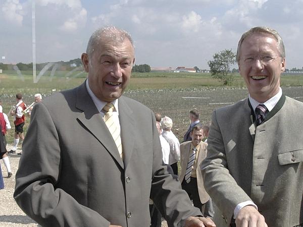 Wasser marsch: Per Knopfdruck setzten die Minister Günther Beckstein (l.) und Werner Schnappauf 2003 die millionenschwere Wasser-Pipeline in Gang. Wasser marsch: Per Knopfdruck setzten die Minister Günther Beckstein (l.) und Werner Schnappauf 2003 die millionenschwere Wasser-Pipeline in Gang.