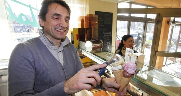 In der Eisdiele Cristallo am Mögeldorfer Plärrer herrscht gute Laune. Chef Walter Giacin legt an der Theke selbst Hand an. Mit 321 Stimmen landet sie auf Platz 7 unseres User-Votings.