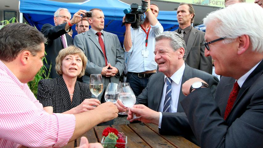 Als die NZ-Redakteurin zusammen mit Joachim Gauck 2010 schon einmal mit Politikgrößen wie Sigmar Gabriel (links) und Frank-Walter Steinmeier (rechts) anstieß, kam ihr die Vorstellung, künftig mit der amerikanischen First Lady Michelle Obama beim Damenprogramm zu sitzen, "noch sehr abstrakt" vor.