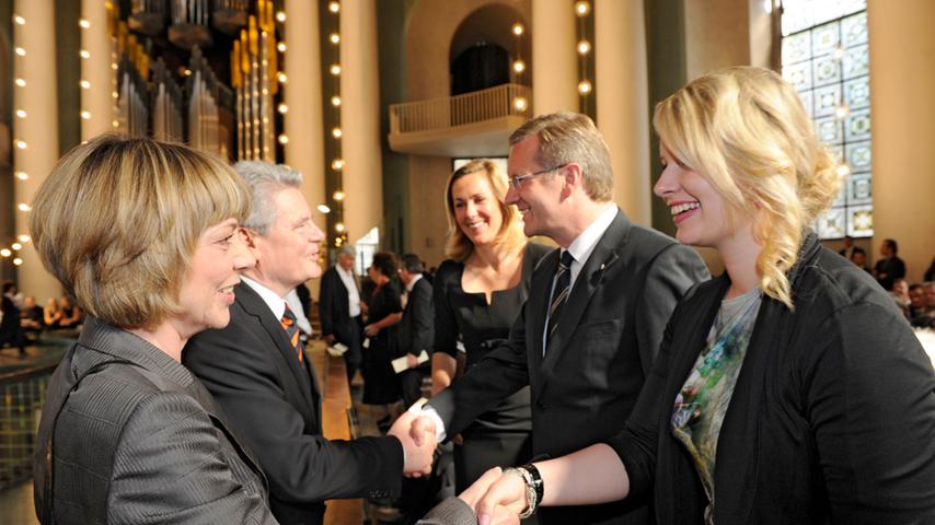 "Viel Kraft", wünschte Daniela Schadt damals der First Lady Bettina Wulff (hinten rechts).